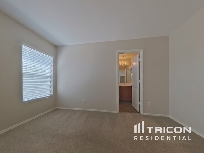 Foto del edificio - 16553 W Desert Bloom St