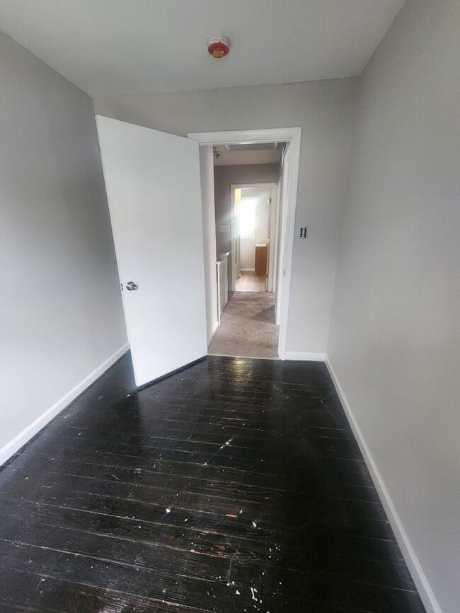 Foto del edificio - Spacious 3 Bedroom House with 1 bath for R...