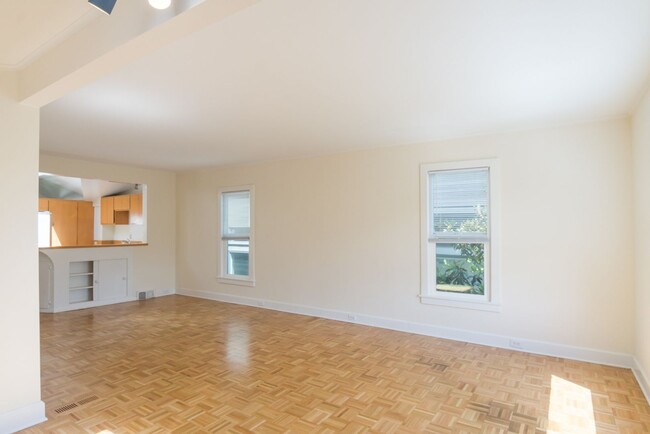 Building Photo - 2bd/1ba Seattle Home