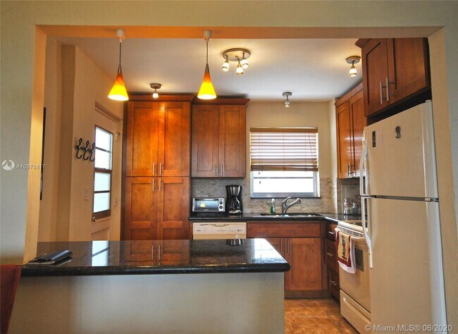 Building Photo - 7850  Byron Ave 207 Miami Beach Fl 33141