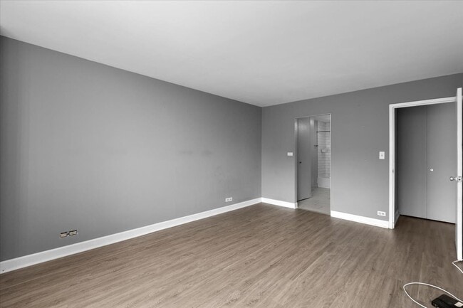 Building Photo - 5601 N Sheridan Rd