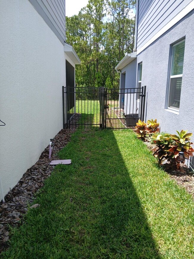 Foto del edificio - Spacious 5 Bedroom, 3 Bathroom in Gated Se...