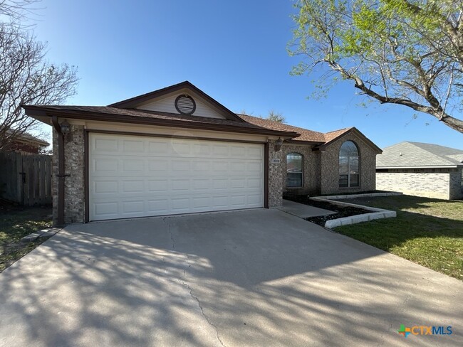 Building Photo - 3906 Lone Oak Dr