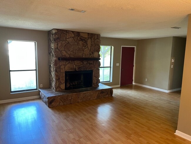 Building Photo - 203 Courtney Pl