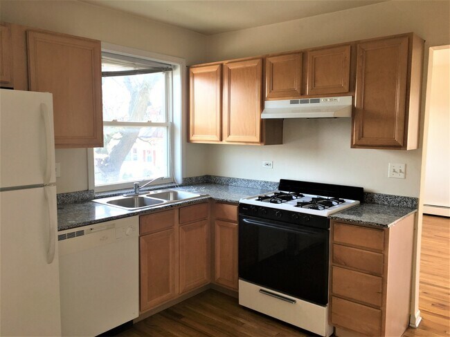 Building Photo - 2516 W Foster Ave