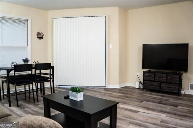 Building Photo - 1600 Oakpoint Dr SW