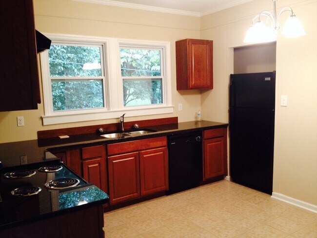 Foto del edificio - 3 Bedroom 2 Bathroom JUST RENOVATED Lawncare Included/Granite Countertops