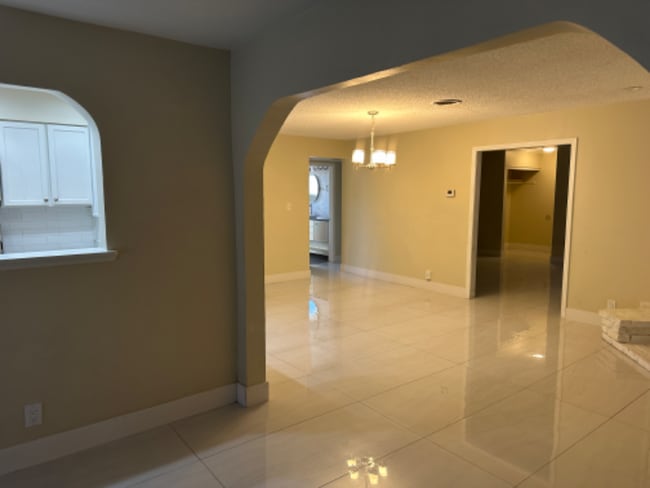 Building Photo - 704 Mc Dermit St