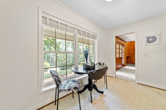 Breakfast Nook - 2117 N Lakeshore Dr