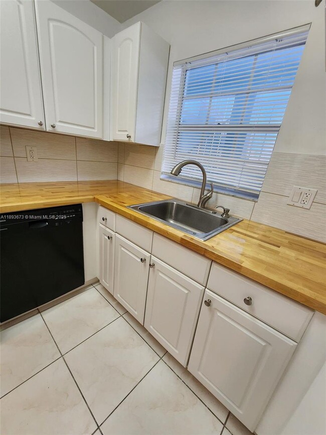 Foto del edificio - 4951 Wedgewood Way