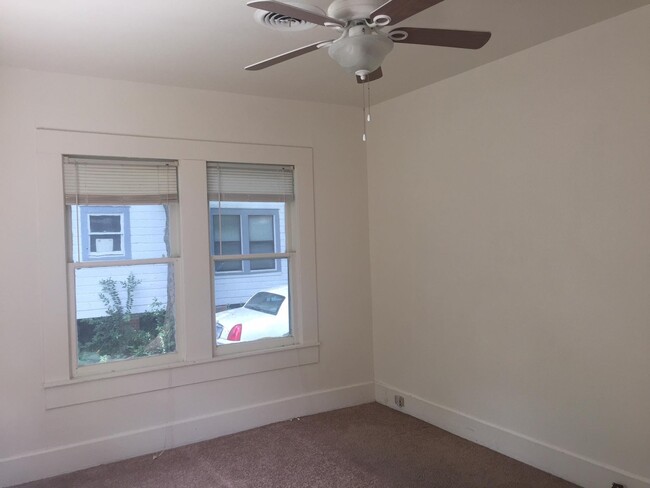 Building Photo - Comfortable 2 bedroom house in the avenues.