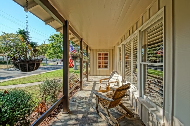 Building Photo - BEAUTIFULLY REMODELED, 3BR2BA MODERN RANCH...