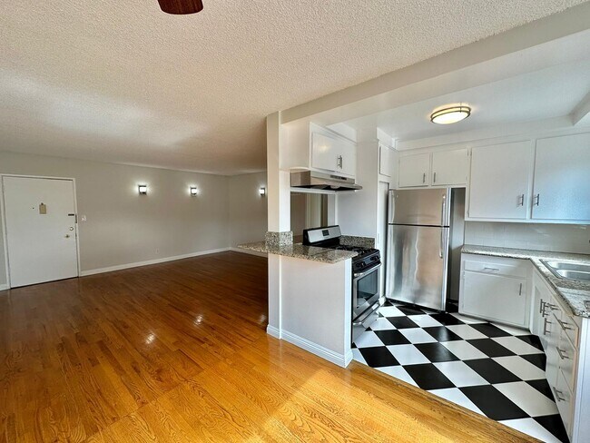 Foto del edificio - 7706 Norton Ave