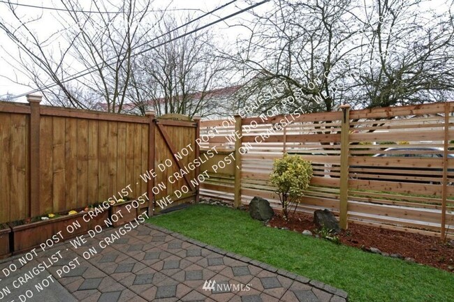 Building Photo - North Greenlake 3-bed 1.75-bath Town House