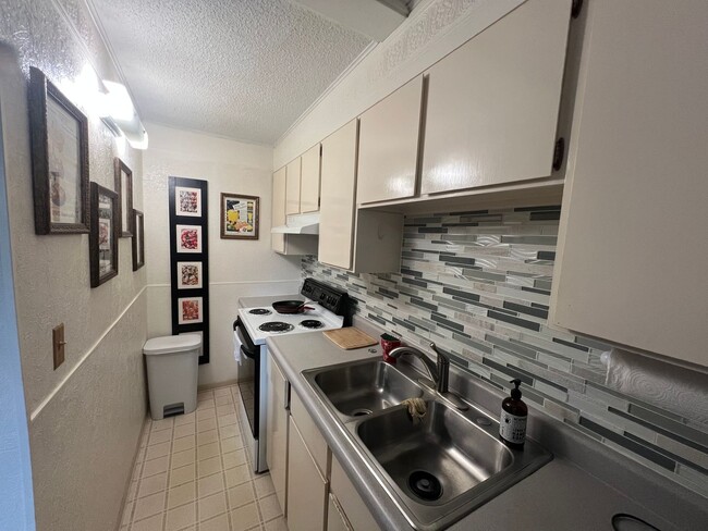 Building Photo - 1 Bedroom/ 1 Bath Downstairs Unit- availab...