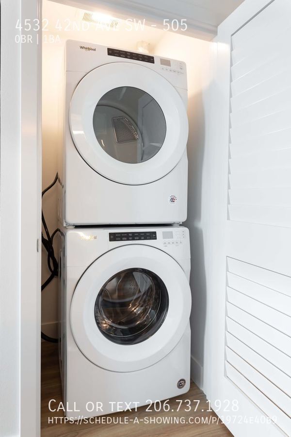 Foto del edificio - Spacious Studio! Light & Bright! W/D In Unit!
