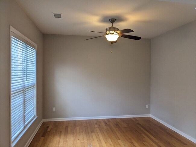 Foto del edificio - Spacious 5-Bedroom, 3-Bath Home with Excep...