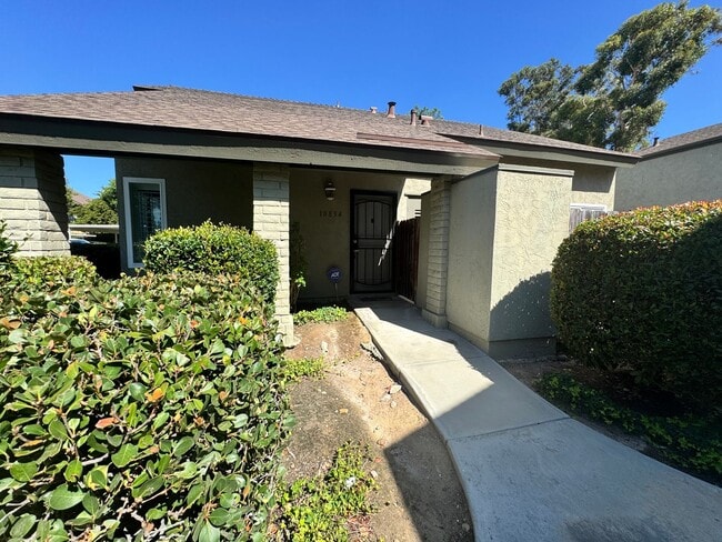 Building Photo - Beautiful bright townhome in Tierrasanta