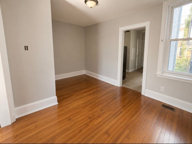 Building Photo - 113 N Peach St