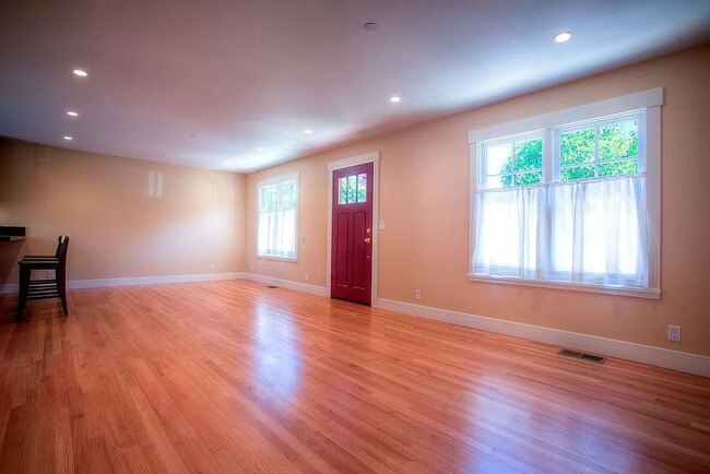 Foto del edificio - Beautiful 2 Bed 2 Bath Duplex with A/C