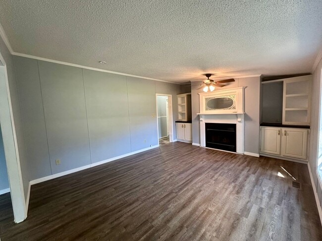 Building Photo - Country Living!