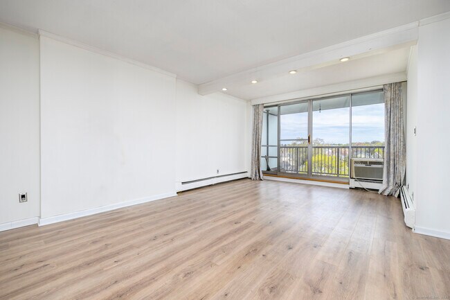 Foto del edificio - 65 Glenbrook Rd