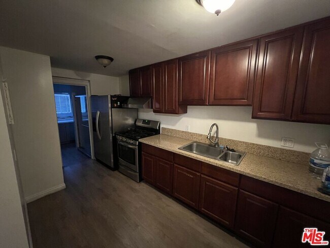 Foto del edificio - 2409 Cabot St