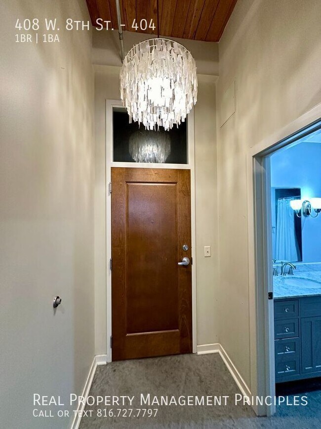 Foto del edificio - 1 Month's Free Rent! Gorgeous, Unfurnished...