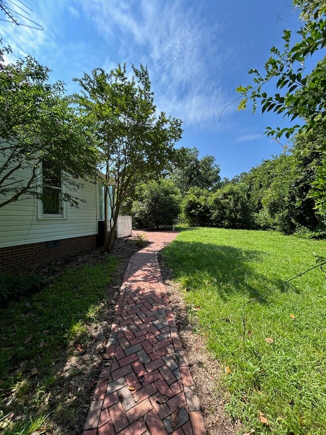 Back Walkway - 1014 Shepherd St