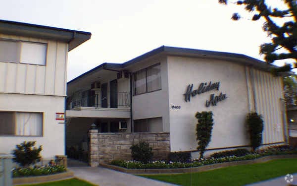 Building Photo - Holiday Manor Apartments