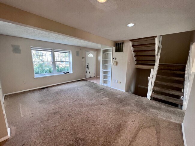 Building Photo - Lovely 3Bedroom Townhome in Queen Anne Vil...