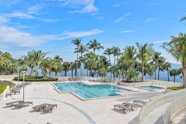 Foto del edificio - 1 Grove Isle Dr