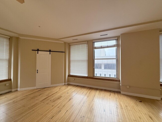 Interior Photo - Pioneer Endicott