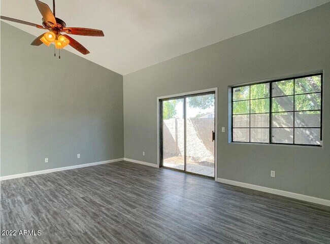 Foto del edificio - 1124 E Rose Ln