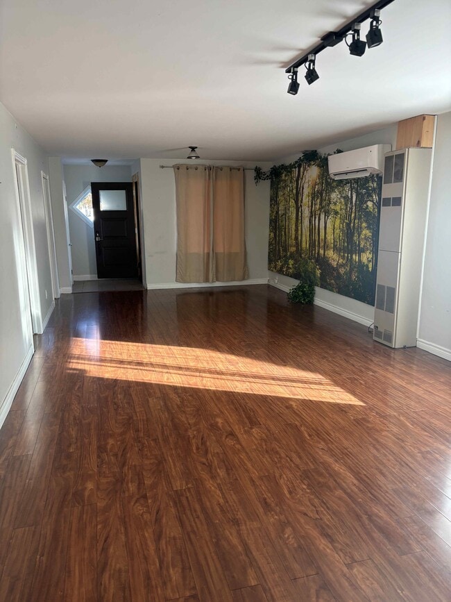 Building Photo - 1107 Colborne Rd