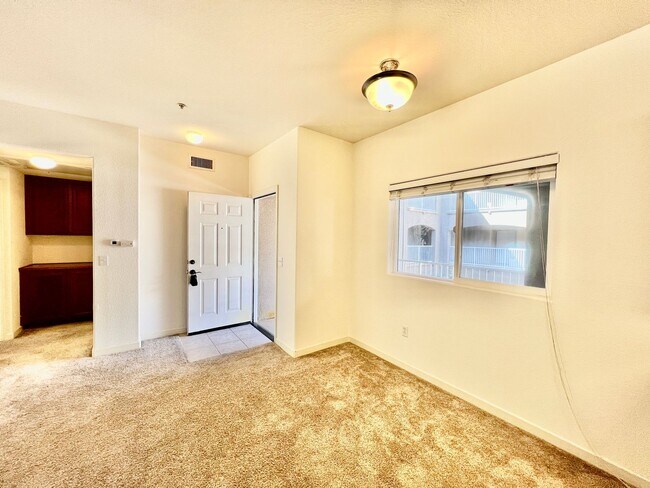 Building Photo - Beautiful 2B/2BA w/ reserved parking & Was...