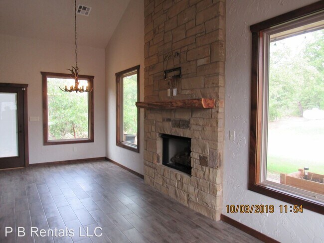 Building Photo - 2 br, 2 bath House - 521 NW Eagles Landing...