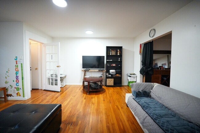 Sala de estar desde la escalera - 1.ª planta - 6776 Dartmouth St