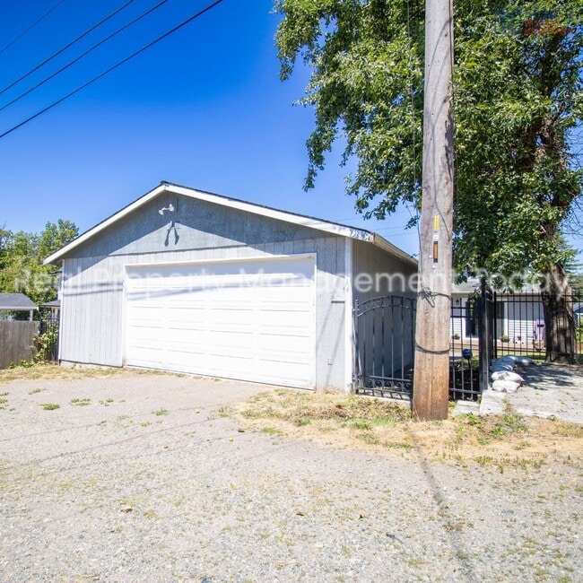 Building Photo - Renovated 3 Bedroom with Office + Detached...
