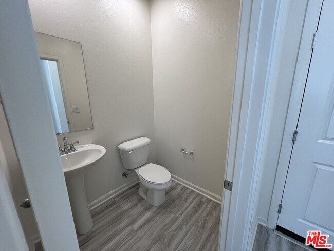 Foto del edificio - 25198 Harmony Ave