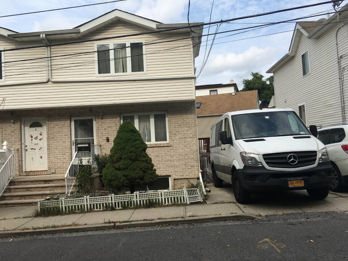 7 Towers Ln, Staten Island, NY 10314 House Rental in Staten Island