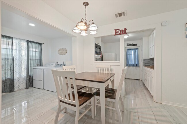 Foto del edificio - 1310 Harris Way