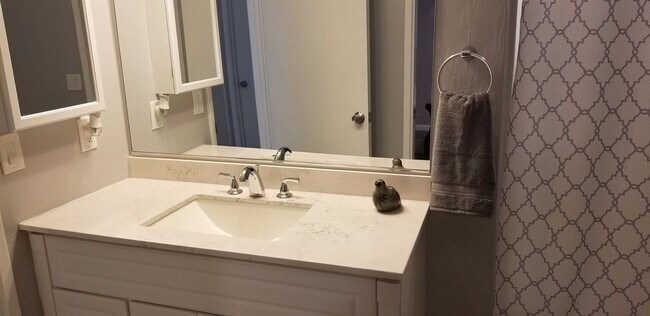 Foto del edificio - 4 br, 1 bath House - 1724 Monarch Lane