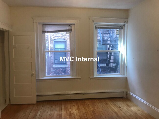 Building Photo - Nicely updated large 2 bed split in Allston.