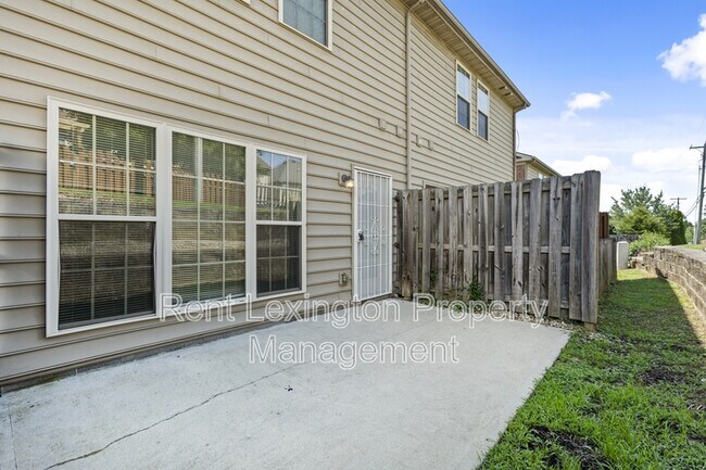 Foto del edificio - 4464 Stuart Hall Blvd