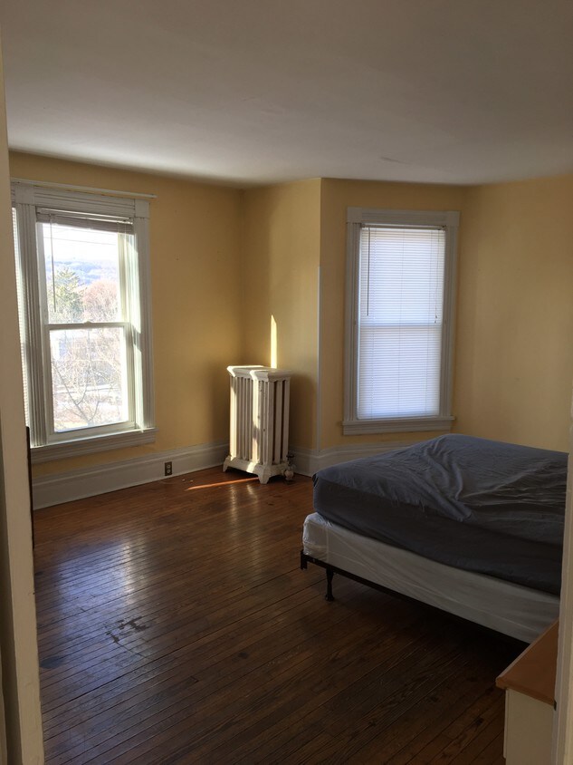 Primary Photo - 403 S Cayuga St