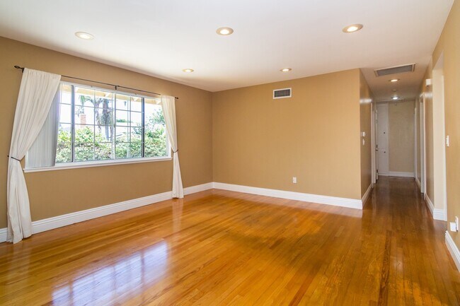 Building Photo - Lovely Single Story Home in Newbury Park with a Pool!