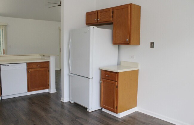 Building Photo - 930 Debden Dr