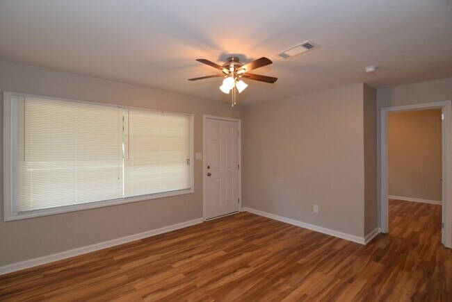 Building Photo - Nicely Updated 3 Bedroom House with Fully Fenced Yard