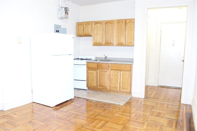 Building Photo - 1 br, 1 bath  - 2180 Ryer Ave 3H